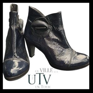 Un Tour En Ville (France) Teal/Blue Iridescent Patent 3" Heel Ankle Boots (EU39)